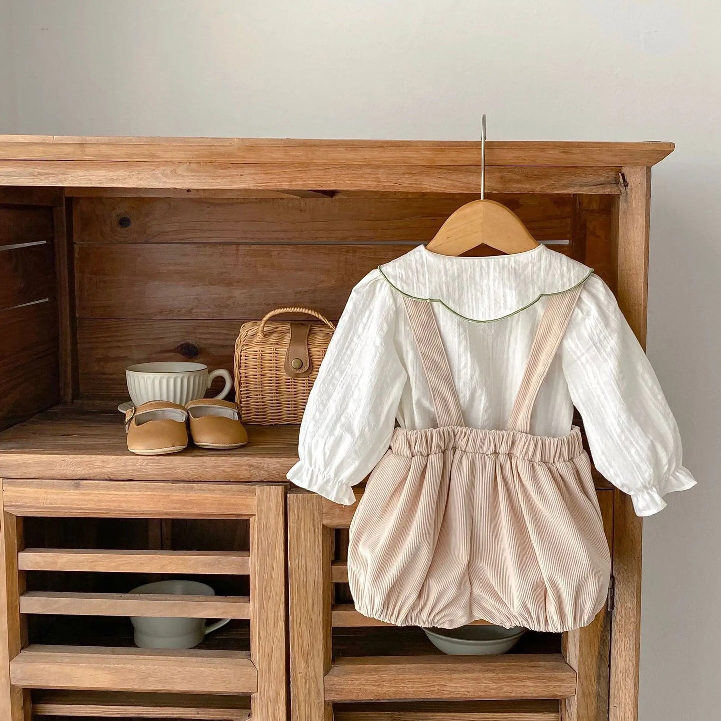 Playful baby girl daisy outfit with suspenders β Ju Ju Jam floral set